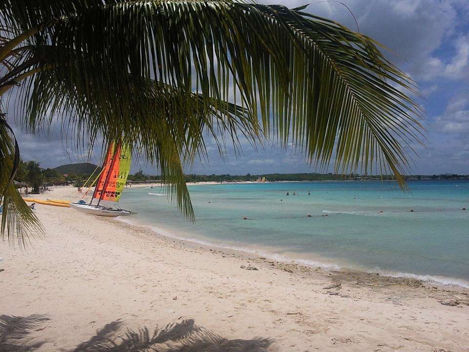 Strand weiter rechts  Hotel Playa Pesquero