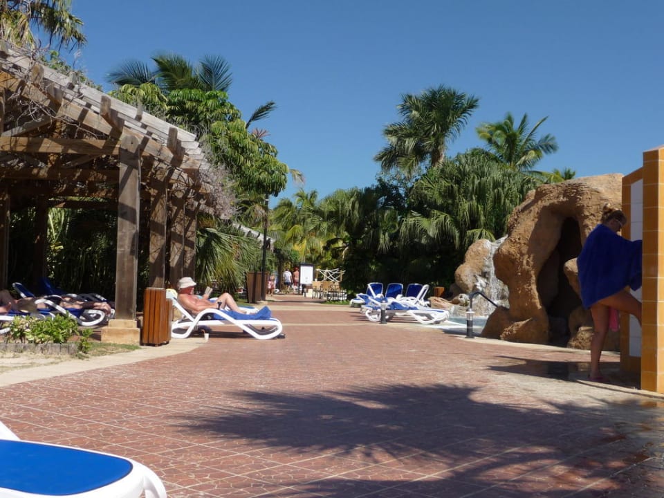 Blick in den Garten am Pool Royalton Hicacos Resort & Spa - Adults only