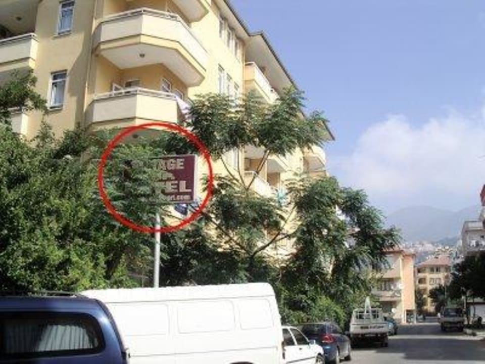 Zugewucherte Reklame Hotel Mirage Apart