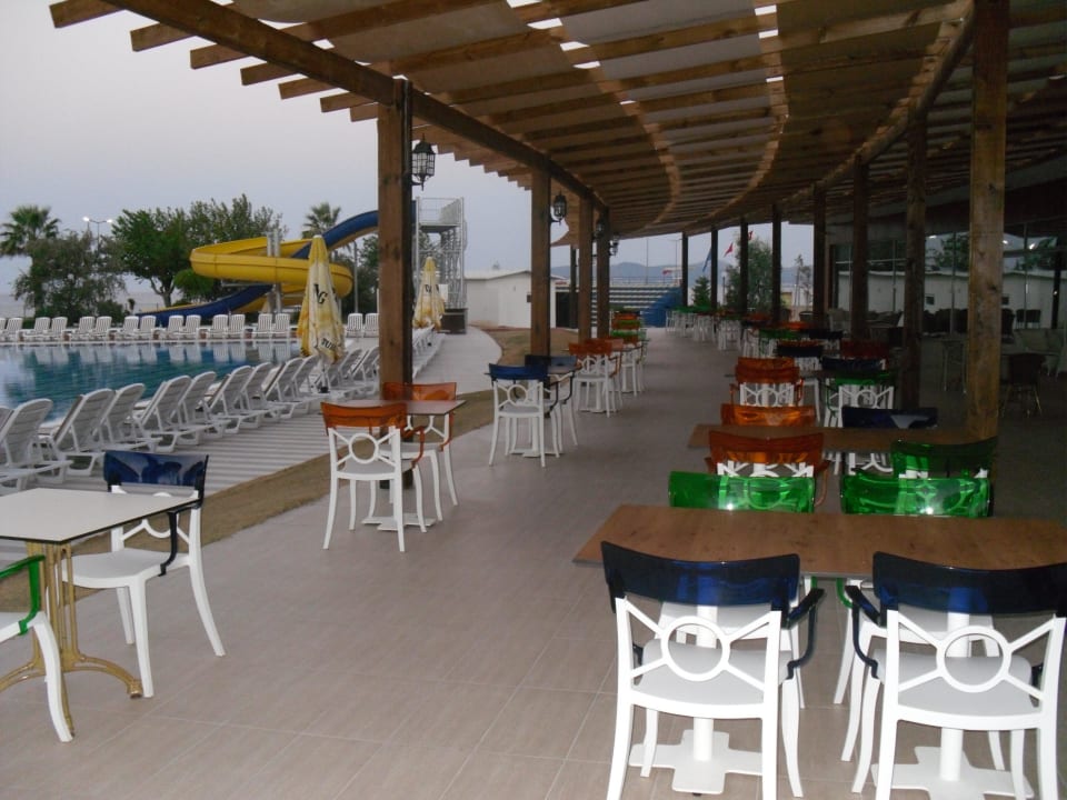 Terrasse der Bar im Neubau Royal Beach Club Hotel