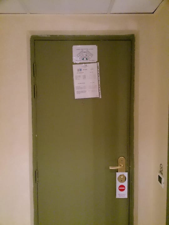 Beschädigte Türe Ghazala Gardens