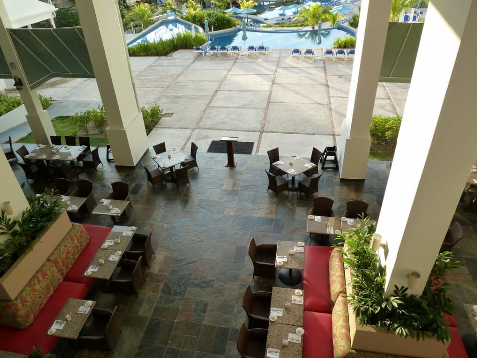Blick aus der Lobby in den Speiseraum Bijao Beach Resort