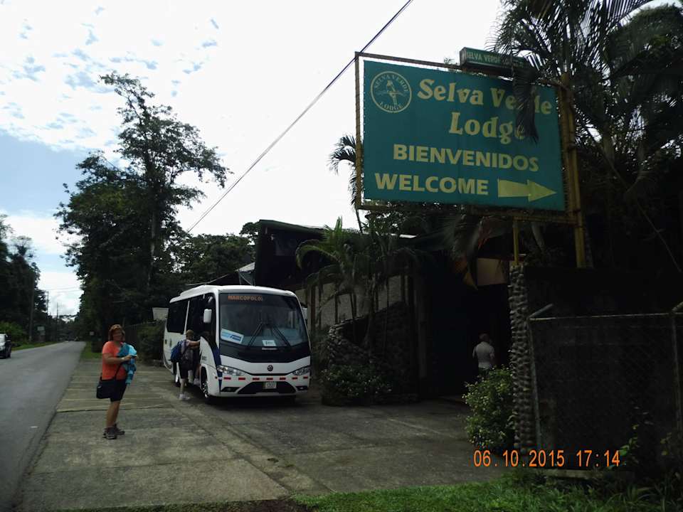 Unser Bus vor der Einfahrt Hotel Selva Verde Lodge & Rainforest Reserve