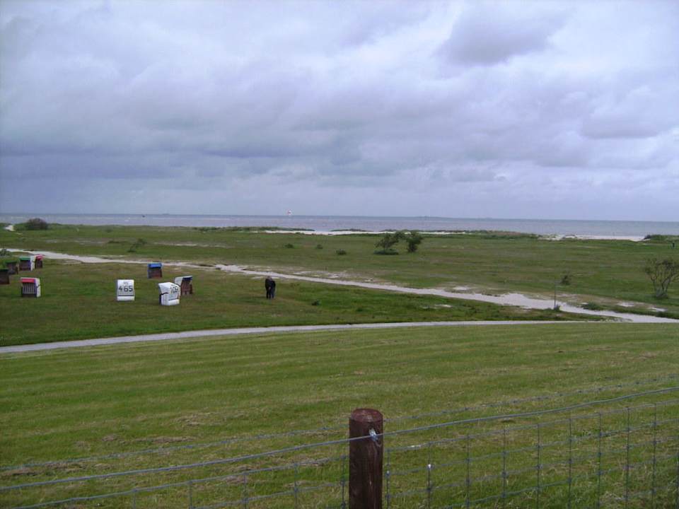 Blick vom Deich zum Sandstrand Upstalsboom Hotel am Strand