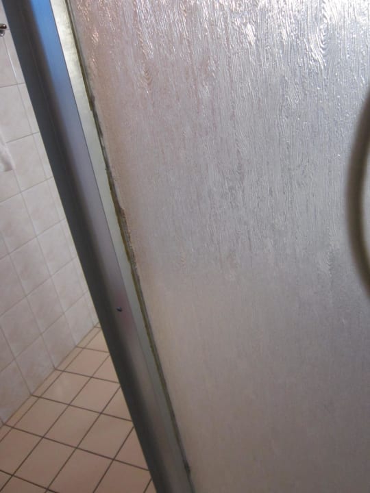 Schimmel und Dreck in der Duschkabine Hotel Laurenzhof