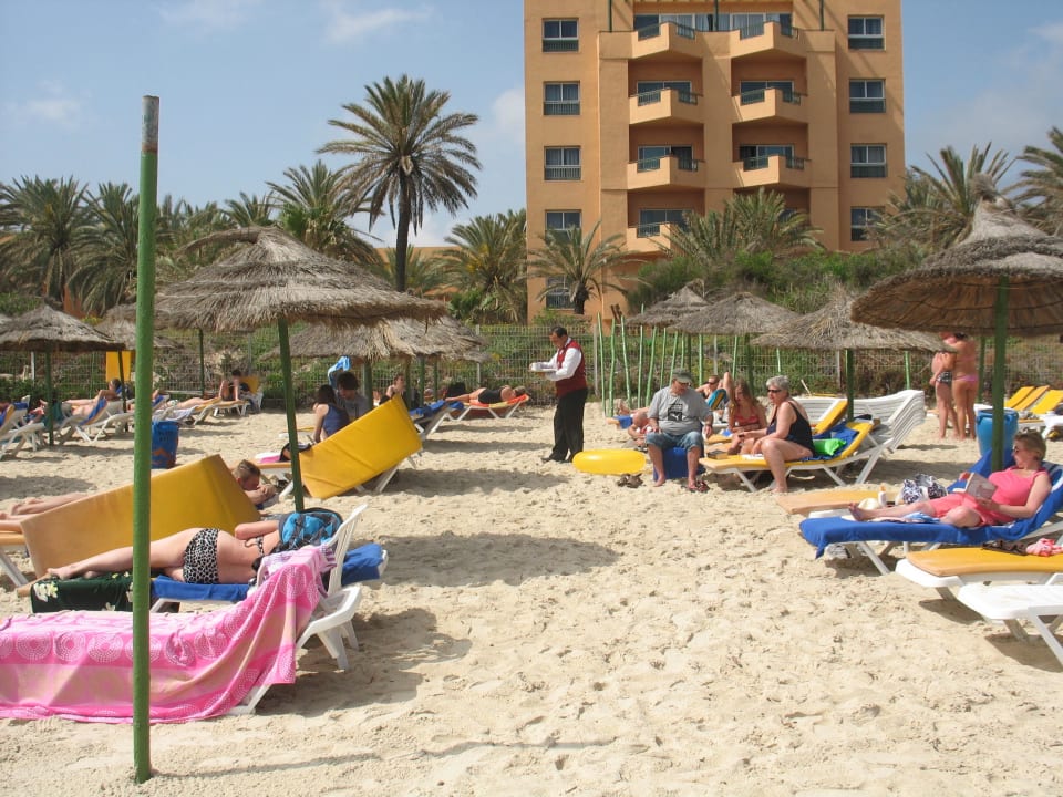 Getränkeservice am Strand El Ksar Resort & Thalasso