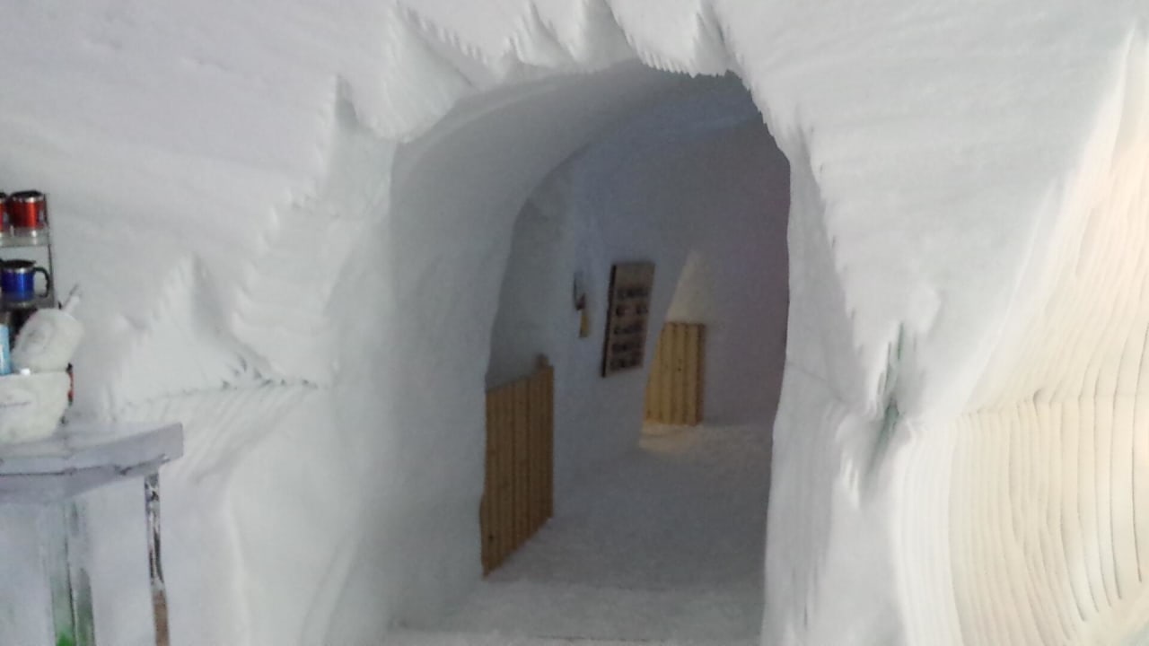 Durchgang zu den Zimmern Iglu-Dorf Davos Klosters
