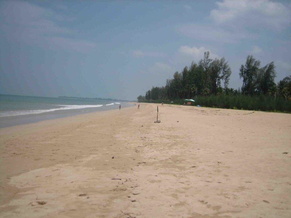 So viel Strand für so wenig Menschen - herrlich! Khaolak Orchid Beach Resort