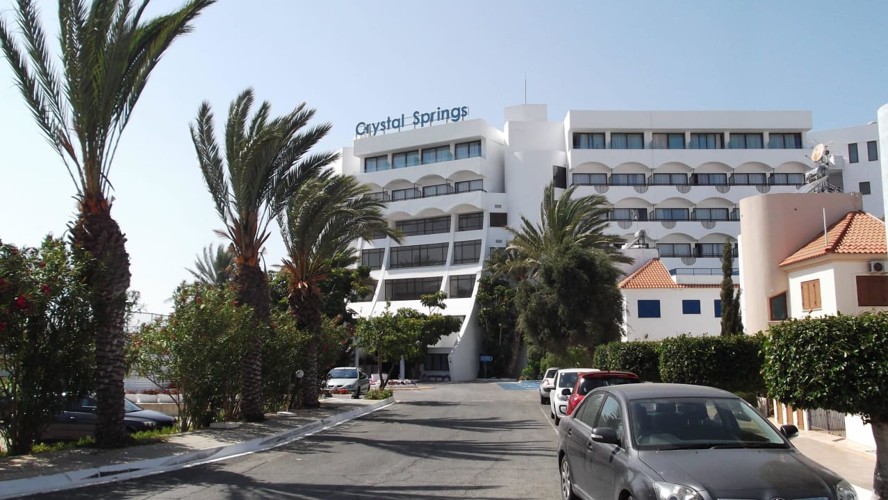 Vorderansicht des Hotels Crystal Springs Beach Hotel