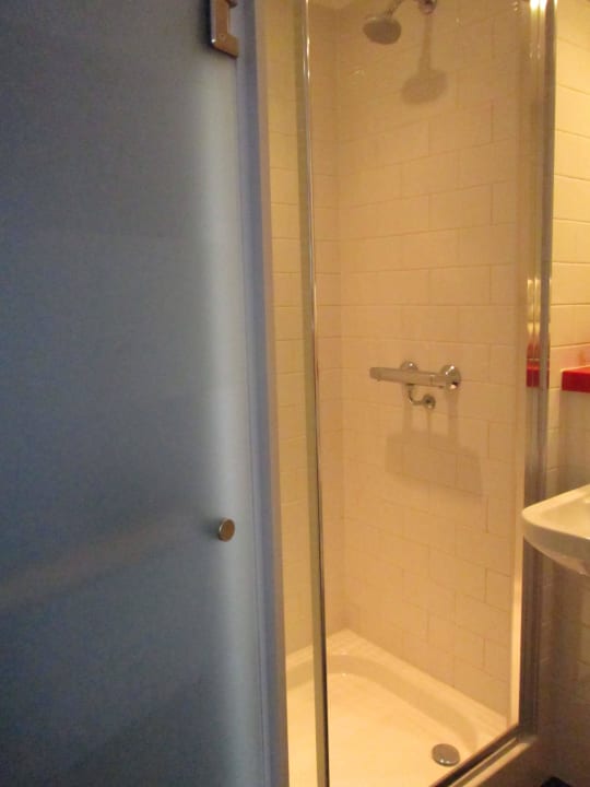 Badezimmer mit schön großer Dusche Haymarket Hub Hotel