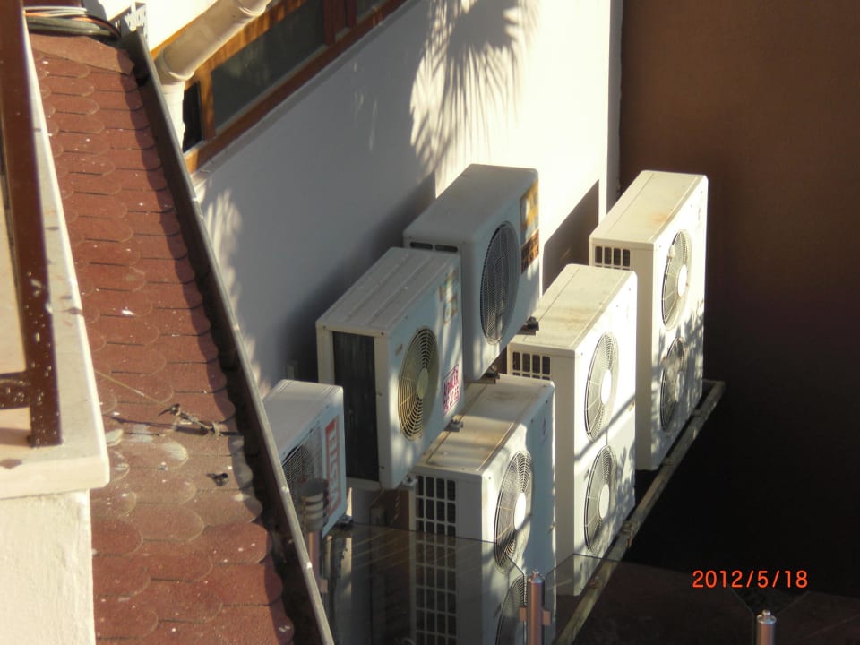Klimaanlagen seitlich unterm Balkon schlaf gut Hane Family Resort