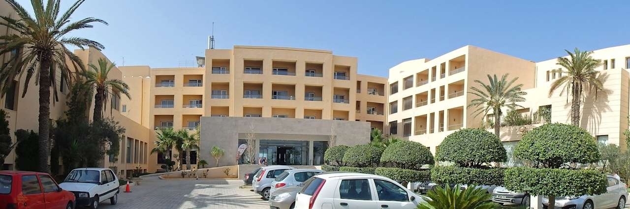 Widok od strony ulicy  Hotel Rosa Beach