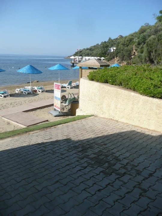 Zugang Strand hinter der Strandbar Paloma Pasha