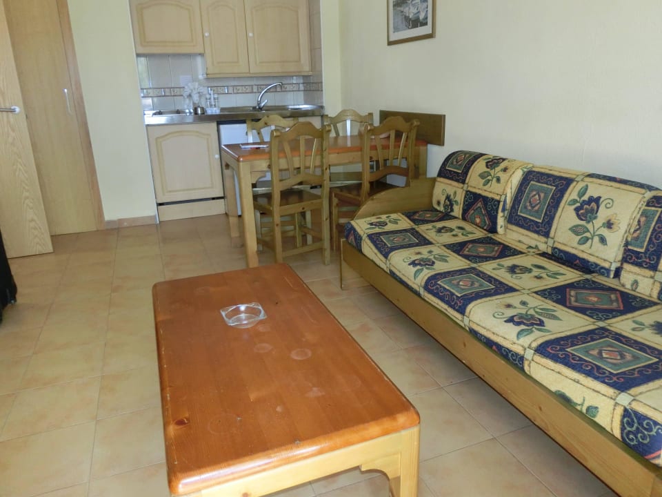 Wohnzimmer mi tKüche Aparthotel Andorra