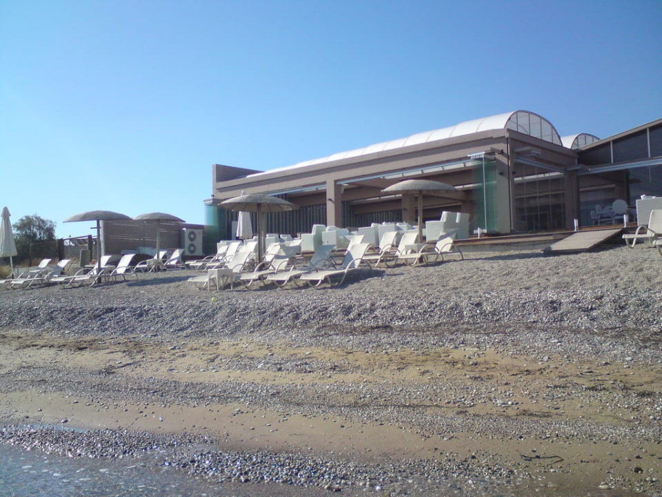 Liegen am Kiesstrand Hotel Blue Pearl