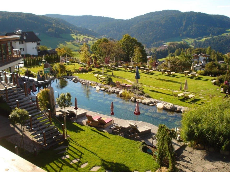 Beheizter Schwimmteich mit herrlicher Gartenanlage Hotel Chalet Mirabell