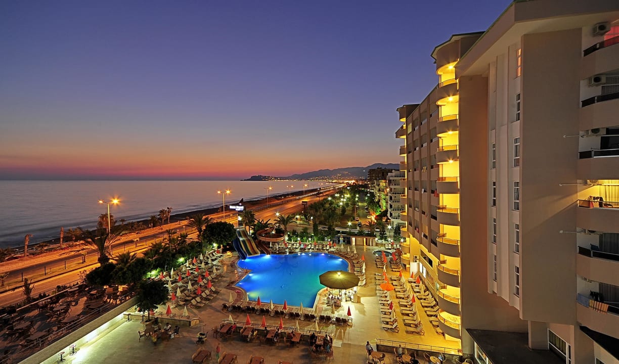 Gebäude und Pool Prestige Alanya