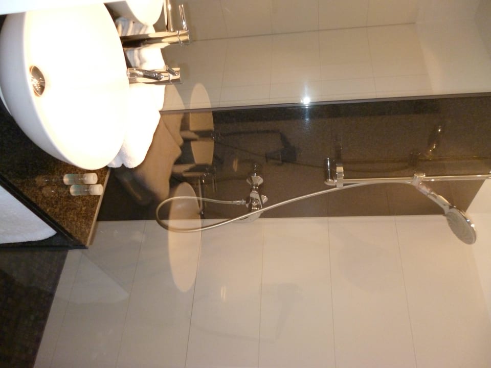 Schickes, kleines Bad Motel One Berlin-Bellevue