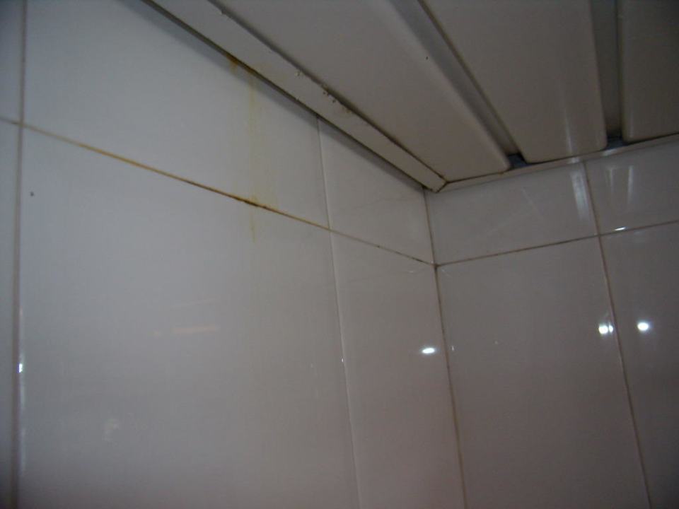 Rostige Deckenverkleidung im Bad Melia Las Antillas - Adults only