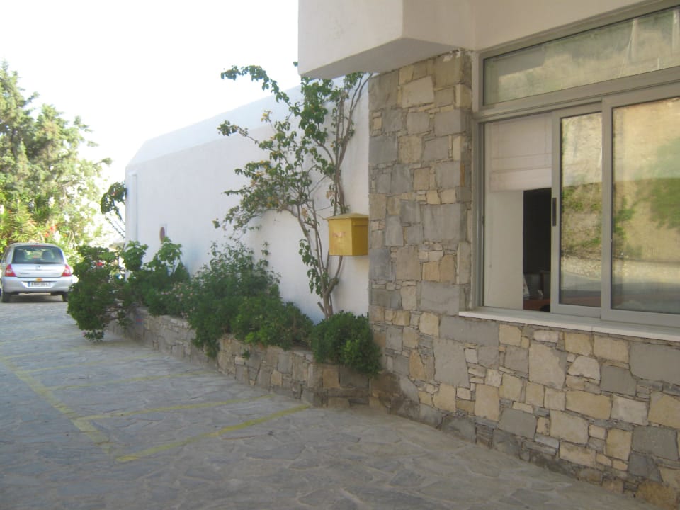 Vor dem Hotel Hotel Istron Bay