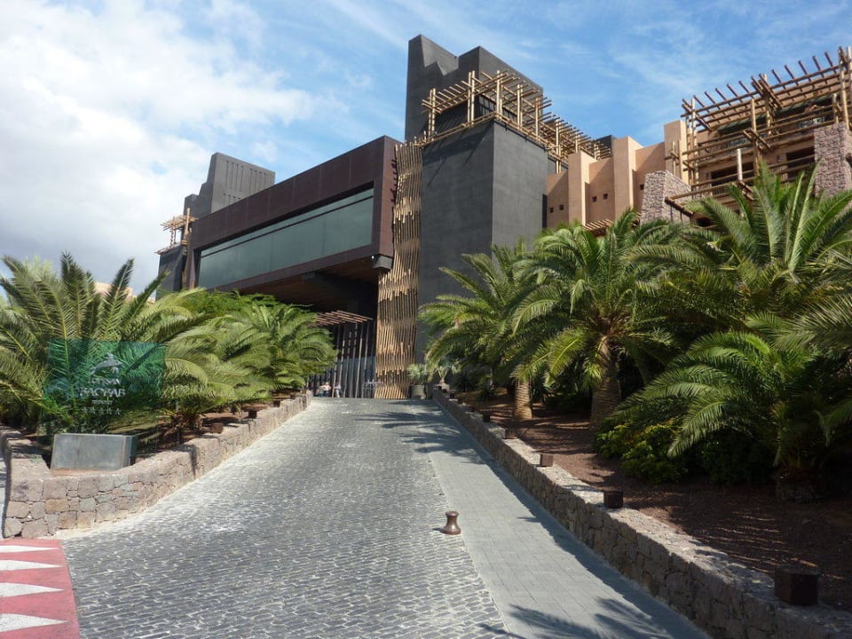 Auffahrt zum Hoteleingang Lopesan Baobab Resort