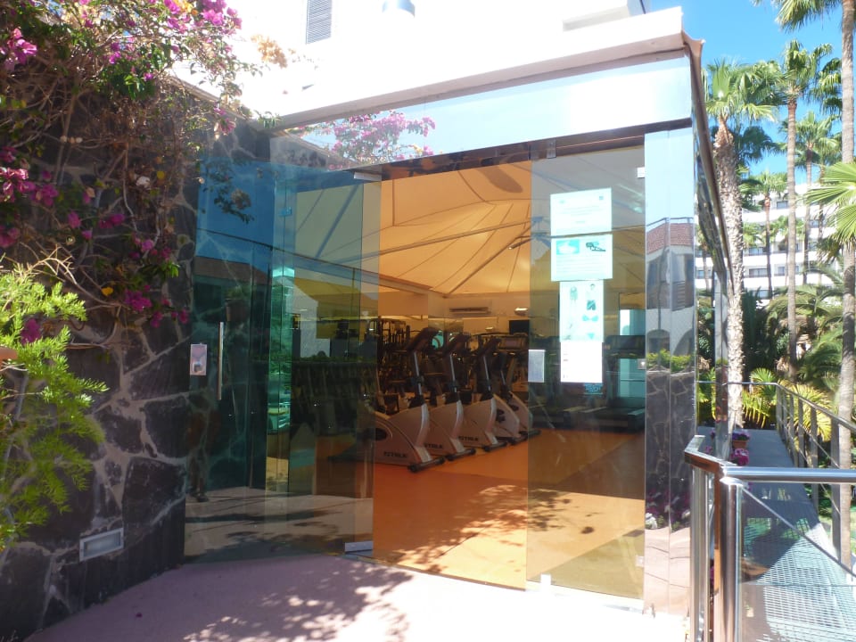 Eingang zum Fitnesscenter. Bull Eugenia Victoria & Spa