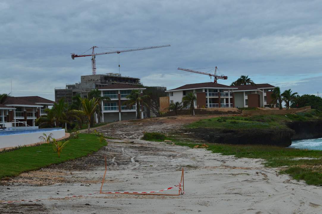 Blick vom Strand auf die Hotelanlage Playa Vista Azul