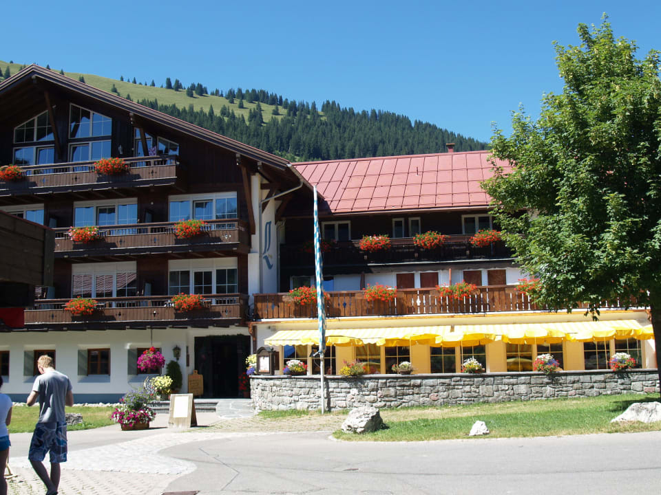 Vorderansicht des Hotels mit Restaurant Hotel Alpengasthof Löwen