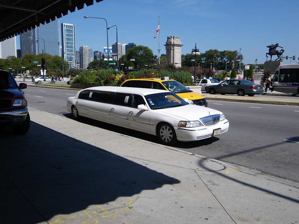 Stretchlimo am Hoteleingang Hotel Hilton Chicago