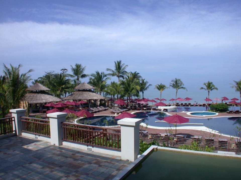 Blick auf Pool und Meer Khaolak Laguna Resort
