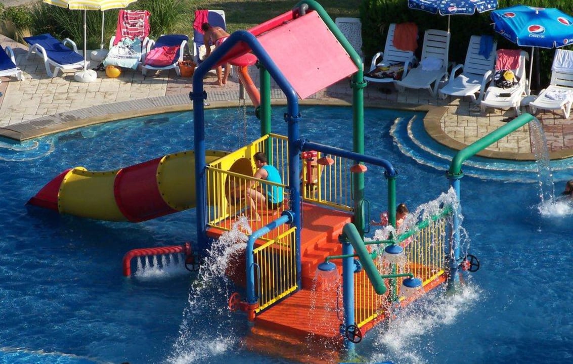 Spielturm im Kinderpool Hotel Laguna Beach