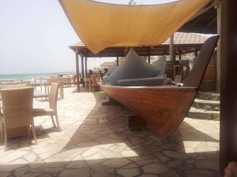 An der Strandbar The Cove Rotana Resort