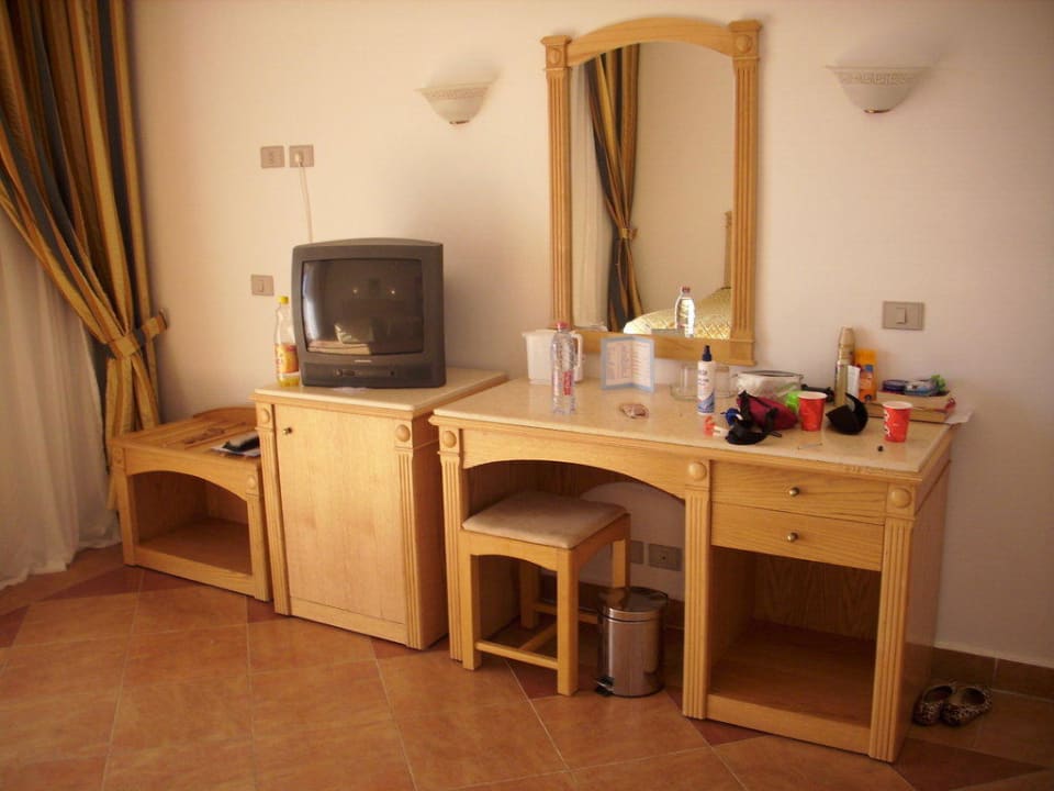Unter dem Fernseher ist die abschließbare Minibar Pickalbatros Aqua Vista Resort - Hurghada