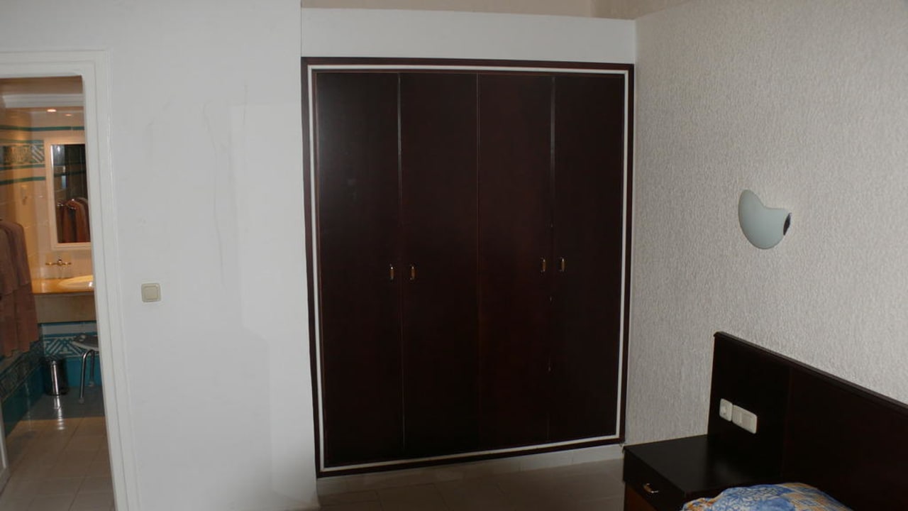 Schrankwand im Zimmer El Mouradi Club Kantaoui