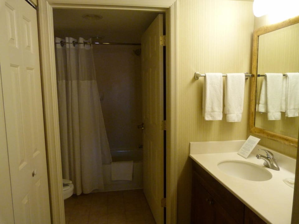 Waschtisch mit Blick  in den abgetrennten Sanitär Hotel Staybridge Suites McLean Tysons Corner