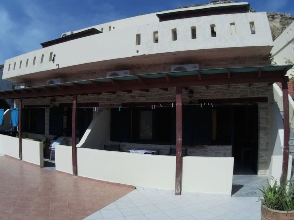 Balkon mit großzügiger Terrasse davor Apartments und Studios Xenophon