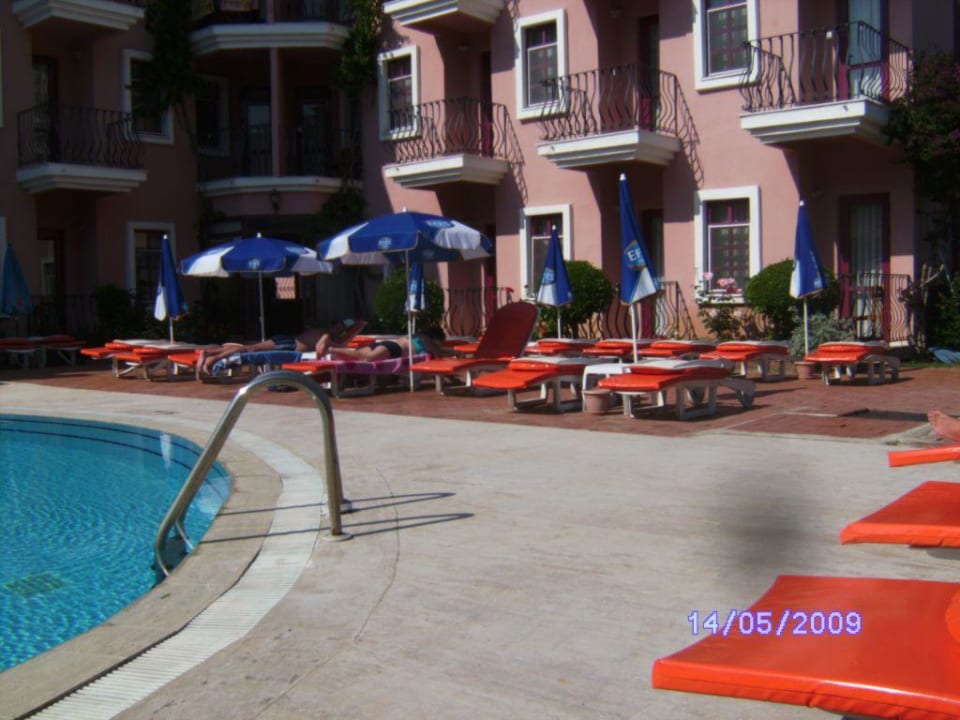 Garantiert keine reservierten Liegen Günes Hotel