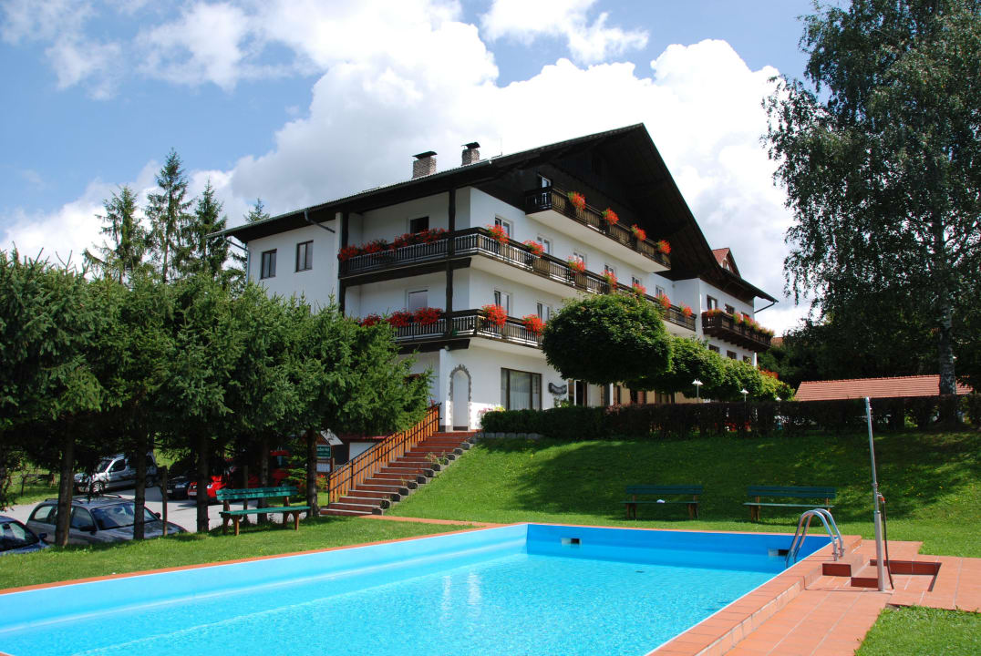 Der Pool mit wunderschöner Kulisse Hotel Semriacherhof