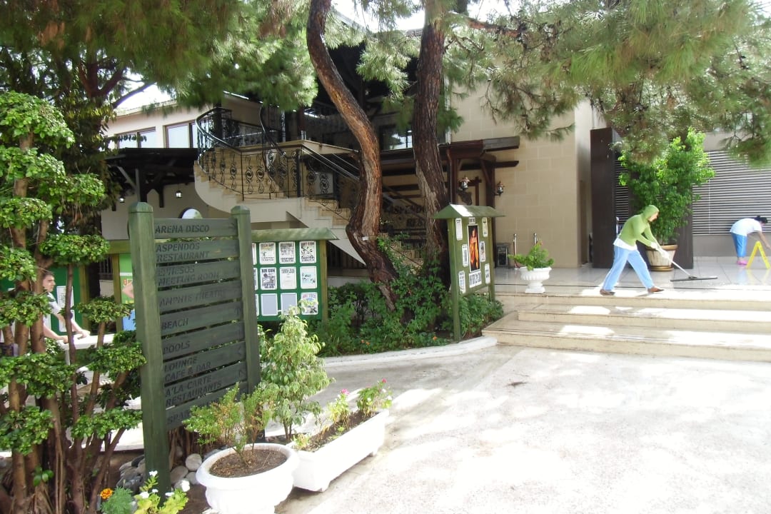 Blick auf den Restaurant Eingang Crystal Flora Pearl Collection