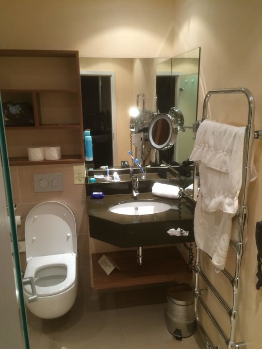 Bad mit praktischen Ablagen Strandhotel Georgshöhe