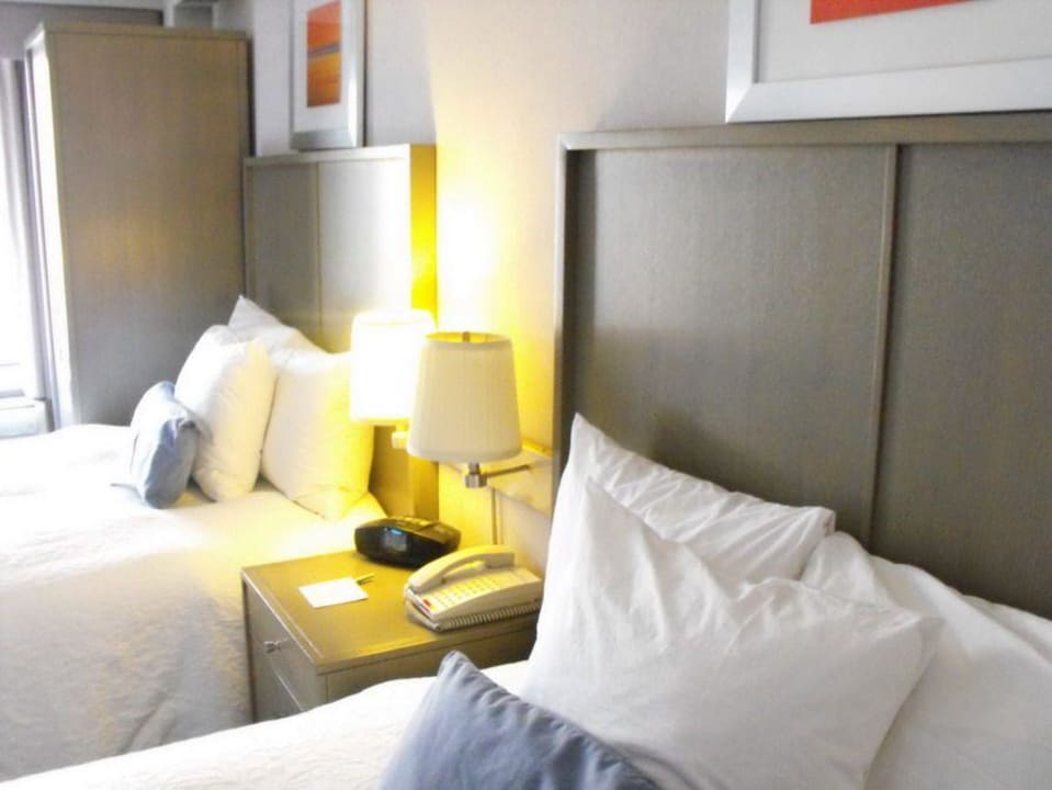 Das Nachtkästchen bietet zusätzlichen Stauraum Hampton Inn Madison Square Garden