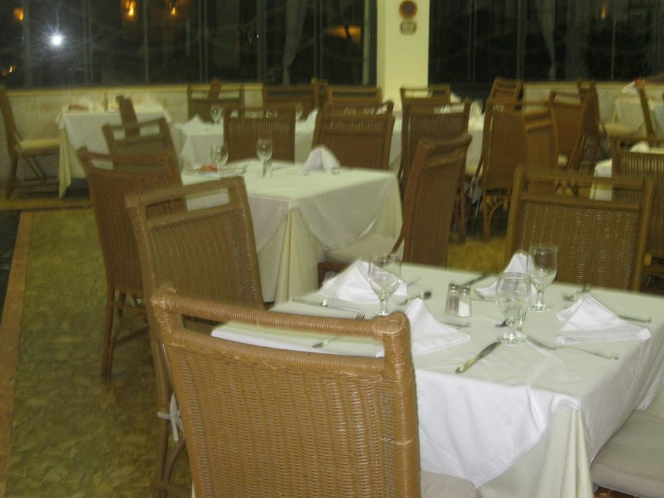 Tische im Hauptrestaurant Grand Sirenis Punta Cana Resort & Aquagames