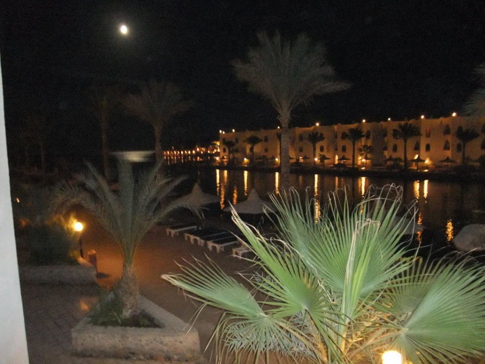 Ausblick aus unserem Zimmer bei Nacht Arabia Azur Resort
