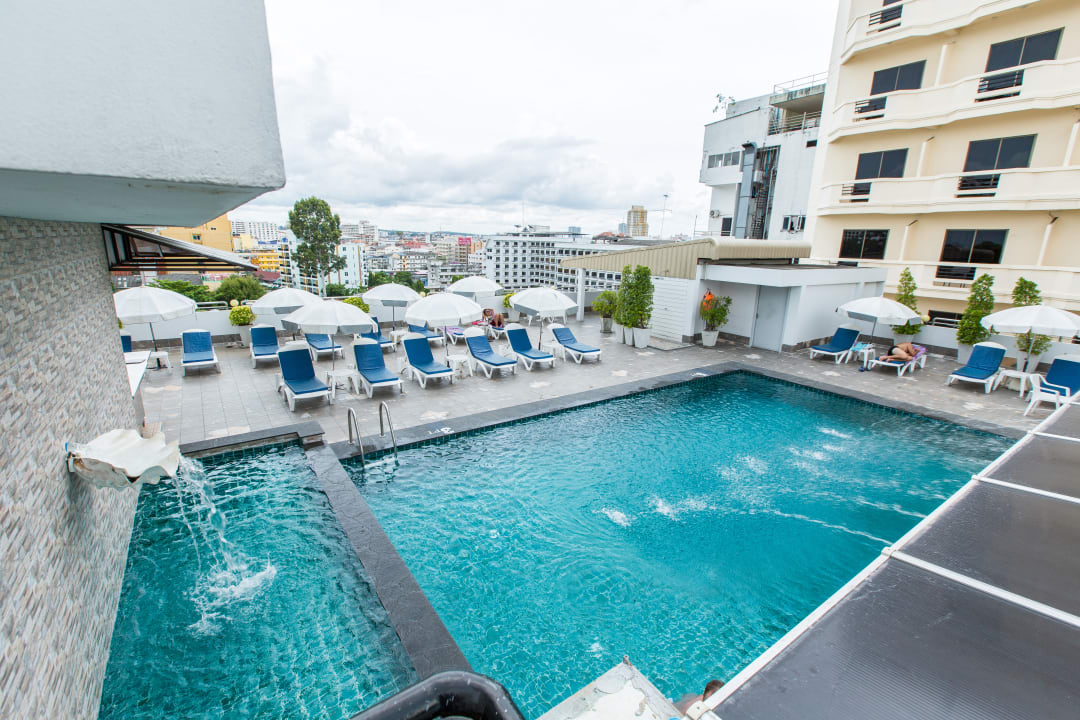 Pool Hotel Flipper House