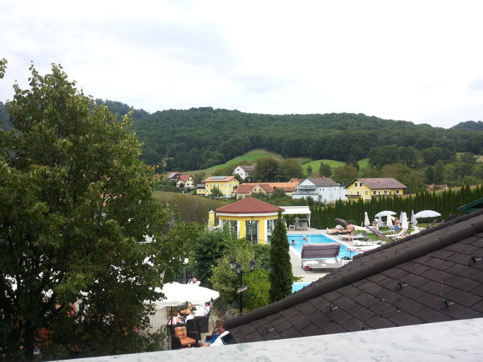 Blick vom Balkon, Teil der Poolanlage und Garten Schlössl Hotel Kindl