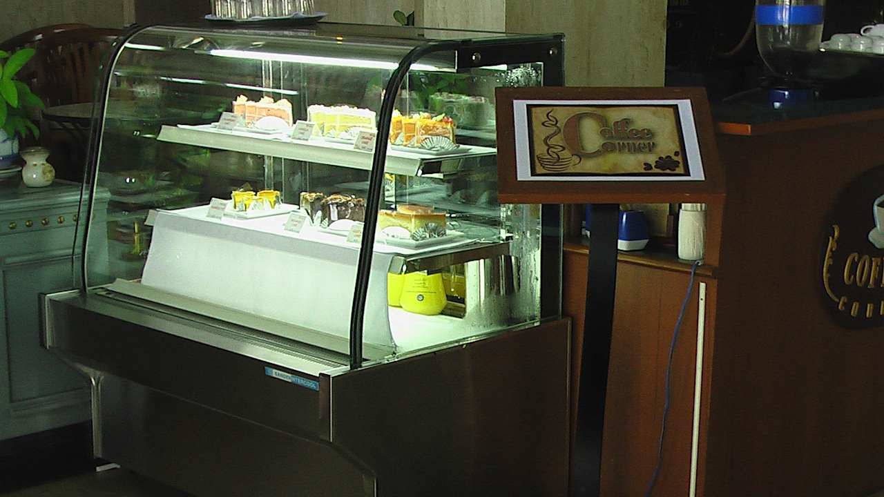 Zum Coffee gibts auch Kuchen  Hotel Phuket Merlin