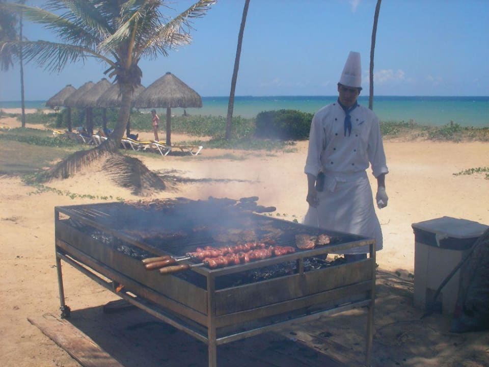 Grillen in der Gartenanlage Iberostar Waves Bahia