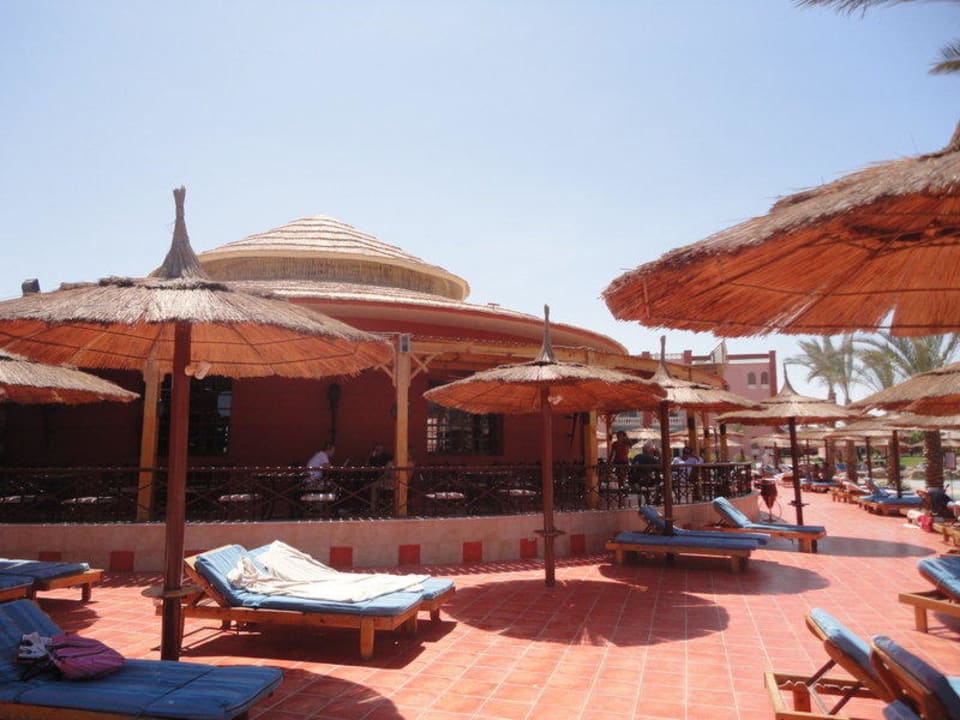 Leżaki przy basenie Pickalbatros Aqua Vista Resort - Hurghada