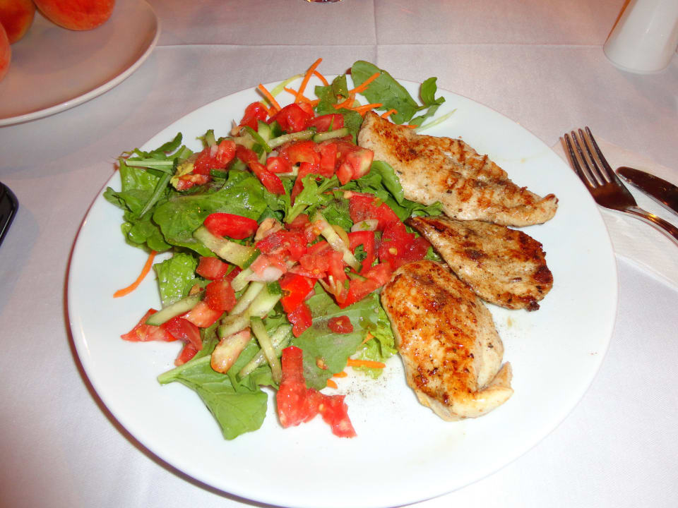 Grillfleisch mit Salat İncekum West Hotel