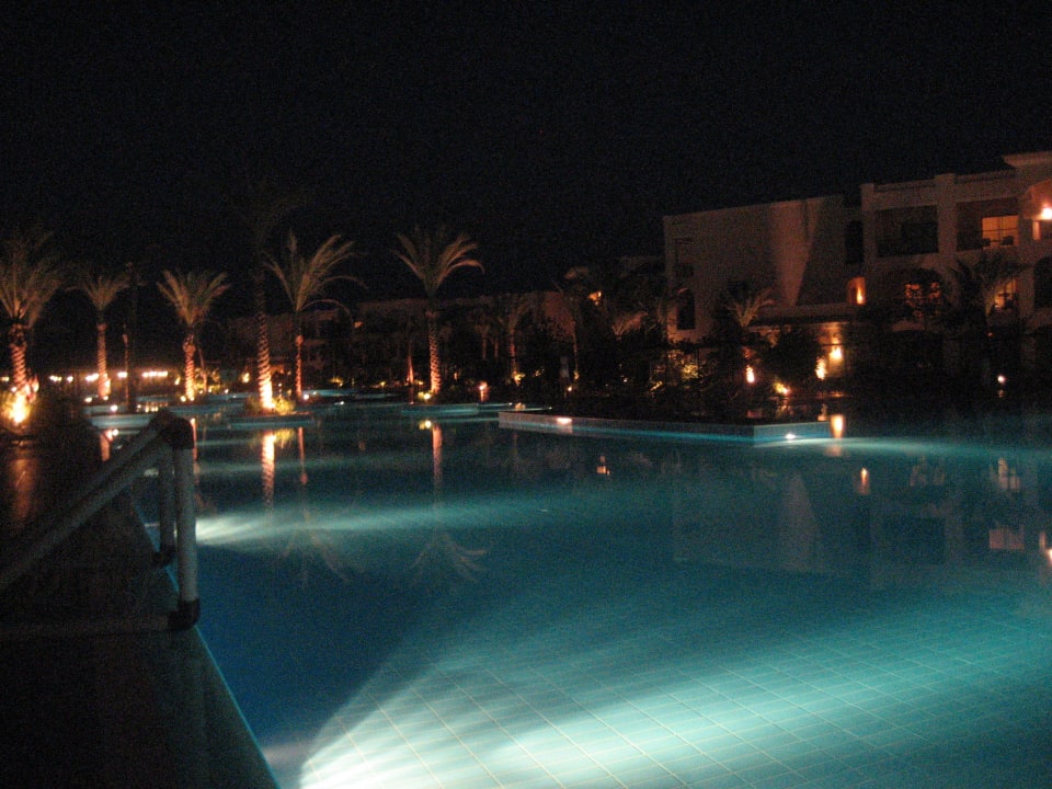 Herrlich angestrahlt am Abend JAZ Aquamarine Resort